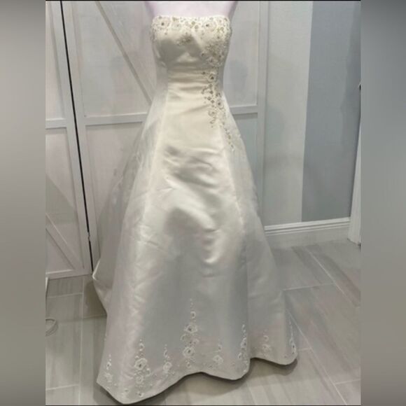 Maggie Sottero Couture A-Line Back Lace-Up White Wedding Dress - Picture 5 of 17